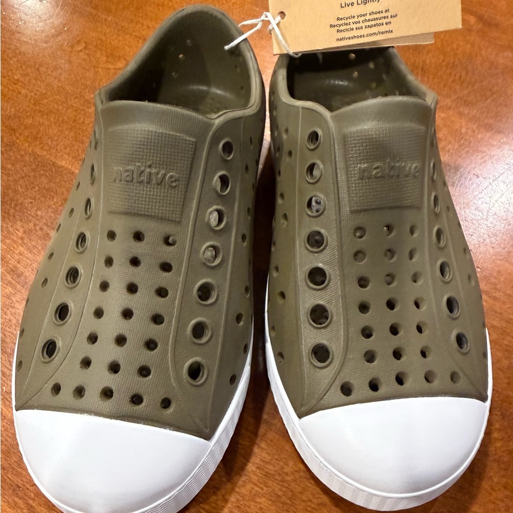 Native Kids Water Shoes in Khaki and White